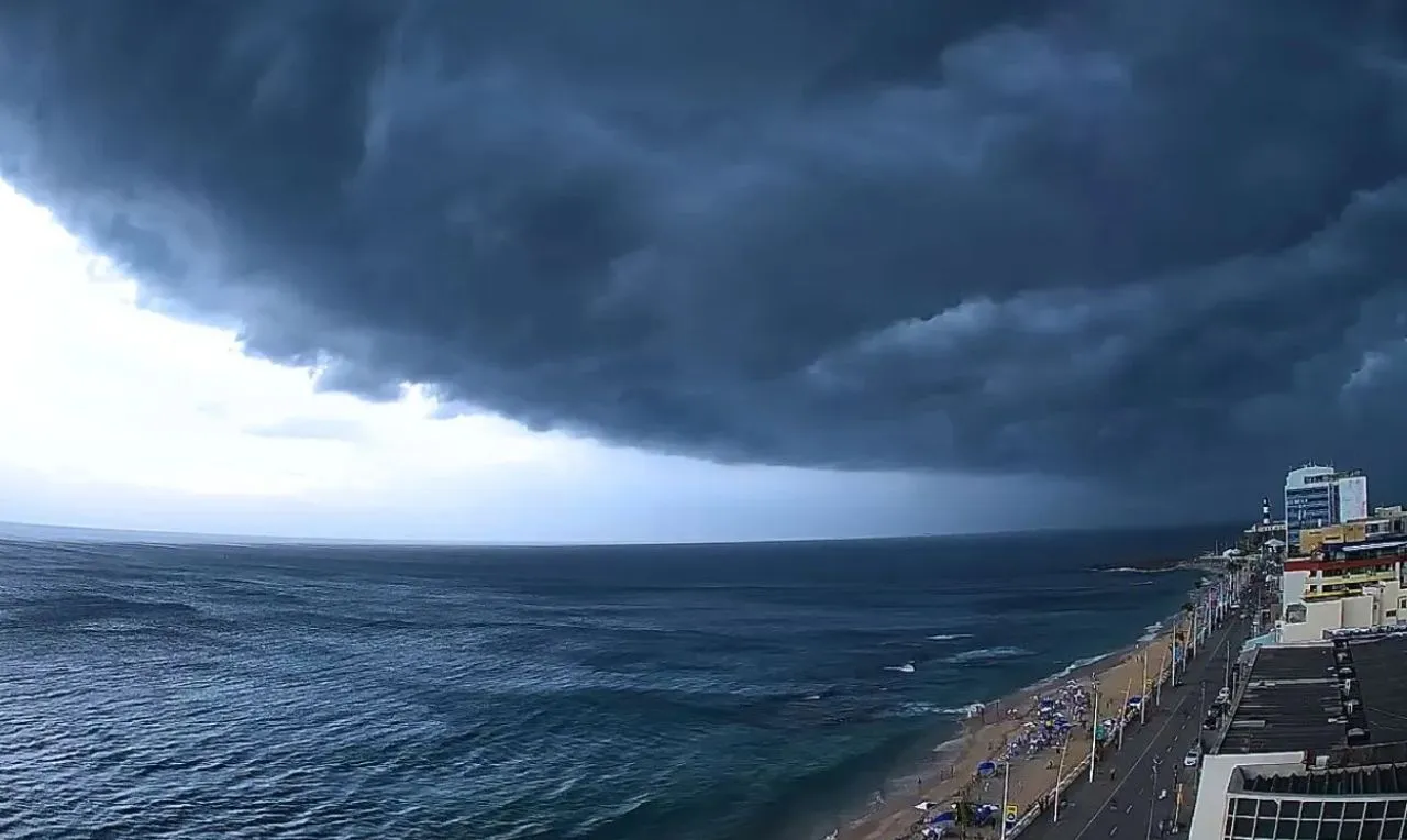 A imagem mostra o avan&ccedil;o de chuva intensa no litoral de Salvador